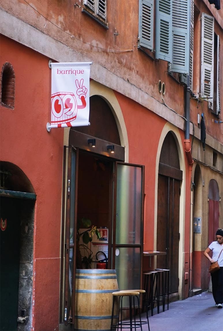 La façade rouge du Barrique et sa bannière, rue Barillerie