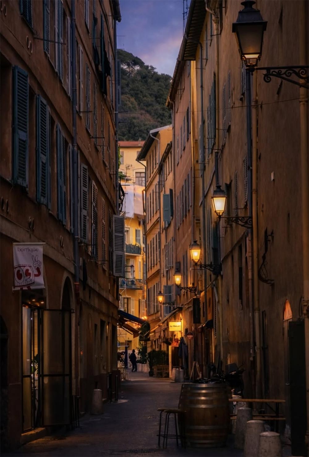 La ruelle de la rue Barillerie dans le Vieux-Nice, entrée du Barrique